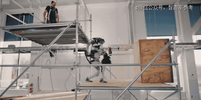 马斯克270天让机器人「脱胎换骨」