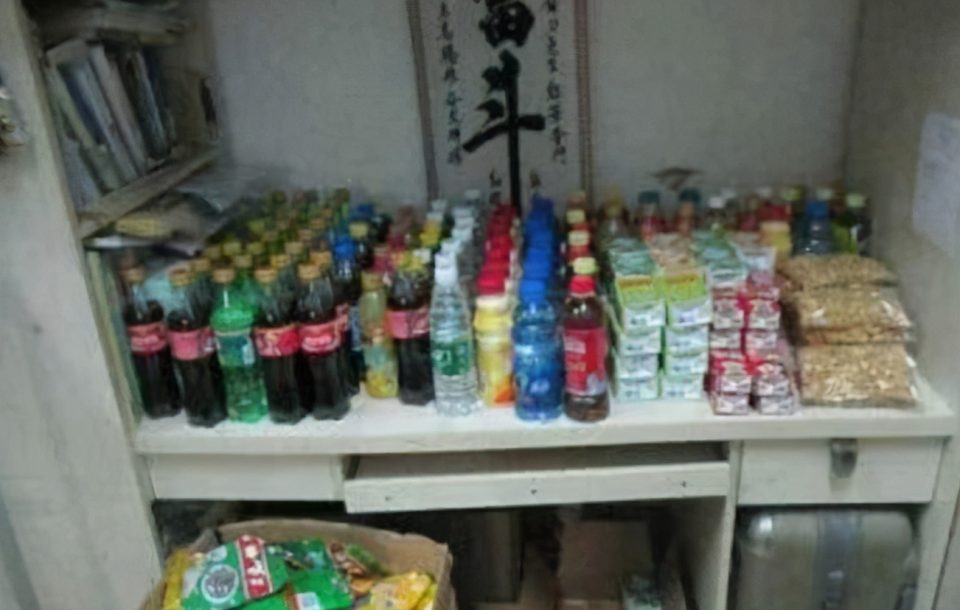 朋友念大学不仅没花钱，在宿舍开起了小卖铺，净利润一天400元