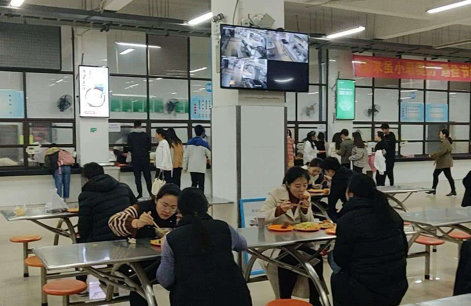朋友念大学不仅没花钱，在宿舍开起了小卖铺，净利润一天400元