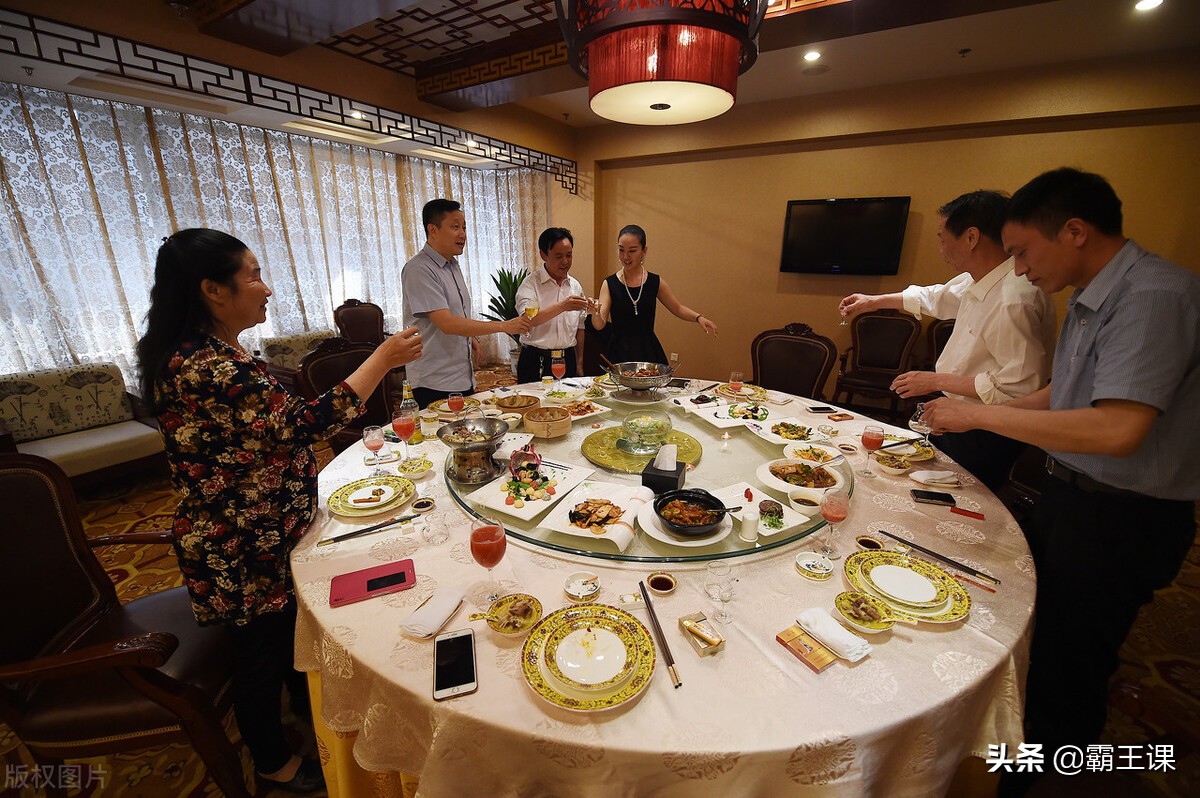 酒局上领导说：帮我夹个菜，没眼力的才去夹！聪明人都这样做